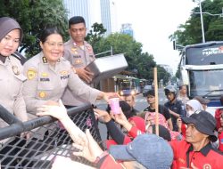 Polres Metro Jakarta Pusat Buka Dapur Lapangan dan Bagikan Takjil di Sekitar Monas