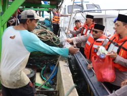 Kapolres Kepulauan Seribu Bagikan Takjil kepada Nelayan dalam Safari Ramadhan