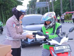 KAPOLRES METRO BEKASI BAGIKAN TAKJIL KEPADA PENGGUNA JALAN DI TRAFFIC LIGHT JURONG