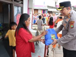 Bakti Sosial Ramadhan Berkah Kapolres Bagikan Sembako di Muara Angke