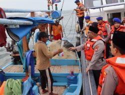 Kapolres Kepulauan Seribu Bagikan Takjil untuk Nelayan dalam Safari Ramadhan