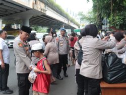 Kapolres Metro Jakpus Berbagi 200 Takjil dan 200 Minuman Untuk Warga Tanah Abang