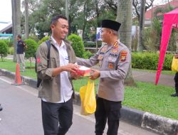 Kapolres Metro Bekasi Berbagi Takjil untuk Pengguna Jalan di Bulan Suci Ramadhan