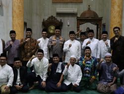 Kapolres Metro Depok dan Wali Kota Laksanakan Tarawih Keliling di Masjid Al-Barkah