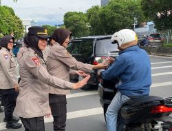 Kapolsek Matraman Bersama Mahasiswa UIJ Gelar Bakti Sosial Pembagian Takjil dan Air Mineral di Bulan Suci Ramadhan