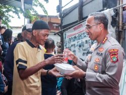 Bakti Sosial Kapolres Metro Jakarta Timur: Pembagian 300 Paket Nasi Box untuk Warga di Wilayah Slum Area di Tengah Bulan Suci Ramadhan