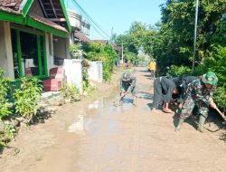 Ratusan Babinsa Kodim 0813/Bojonegoro Berjibaku Bersihkan Lumpur Pasca Banjir Bandang