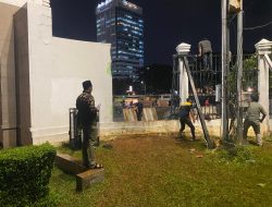 4 Polisi Luka Bakar Sebelum Pembubaran Massa Aksi di DPR RI