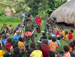 TNI Bagikan Selimut Baru untuk Warga Kampung Eroma