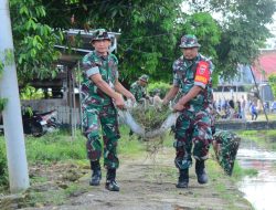 Sambut Libur Lebaran, Personel Kodim 1402/Polman dan Warga Bersihkan Pantai
