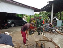 Ringankan Pekerjaan Warga, Babinsa Sekura Bantu Cor Jalan Desa