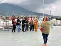 Menikmati Senja Di Atas Kapal Perang, Masyarakat Ternate Kunjungi Open Ship KRI TYO-522