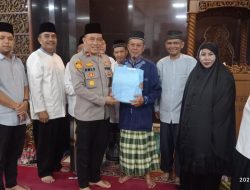 Kapolsek Cipayung Tarawih Bersama 3 Pilar, Ajak Warga Jaga Keamanan di Bulan Ramadan