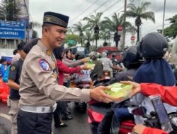 Ditlantas Polda metro Jaya Gandeng Aliansi Mahasiswa Bagikan Takjil di Cengkareng