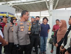 Kapolres Metro Jakarta Timur lakukan pengecekan Posyan Stasiun Jatinegara, Pastikan Pengamanan Arus Mudik Lebaran 2025 Maksimal