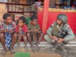 Personel Operasi Damai Cartenz-2025 Bangun Kebersamaan dengan Anak-Anak di Intan Jaya