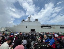 RIBUAN PEMUDIK TIBA DI SEMARANG DENGAN MENGGUNAKAN KRI BANJARMASIN-592