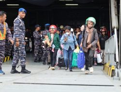 KRI Banjarmasin-592 Tiba di Surabaya, Akhiri Misi Mulia dalam Program Mudik Gratis TNI AL