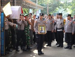 KAPOLRES METRO DEPOK HADIRI PEMAKAMAN ALM. BRIPKA SUNYOTO ANGGOTA POLSEK SUKMAJAYA