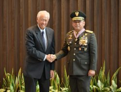 Berjasa Tingkatkan Kerja Sama Militer, Kasad Terima Medali Kehormatan dari Singapura