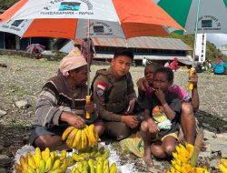 Senyum Mama-Mama Papua Saat Bripda. Rafly Personel Ops Damai Cartenz-2025 Ulurkan Payung