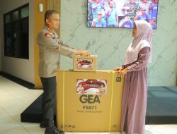 Kapolrestro Bekasi Serahkan Kursi Roda untuk Keluarga Wartawan Mascipol.id