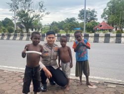 Personil Satgas Ops Damai Cartenz-2025 Sambangi Anak-anak Papua