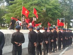 Satuan Brimob Polda Metro Jaya Amankan Aksi Damai Mahasiswa dalam Peringatan Hari Pendidikan Nasional