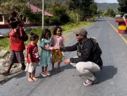 Momen Humanis Personel Satgas Humas Ops Damai Cartenz 2025 Bagikan Sembako di Kampung Kulirik