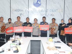 Apresiasi Kinerja, Kabid Humas Polda Metro Jaya Beri Penghargaan Kepada Personel Terbaik