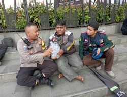 Bhabinkamtibmas Duri Pulo Dampingi Aksi Damai Ojol di Jakarta Pusat
