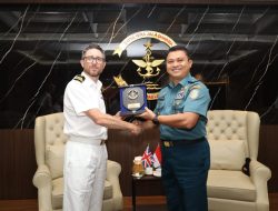 KUNJUNGAN KEHORMATAN KOMANDAN KAPAL PERANG ROYAL NAVY HMS RICHMOND DI KOLINLAMIL