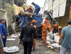 Brimob Polda Metro Jaya Bersama Warga Gelar Kerja Bakti Pasca Kebakaran di Kwitang