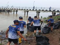 PRAJURIT KRI BANDA ACEH-593 GELAR AKSI BERSIH-BERSIH SUNGAI MUSI