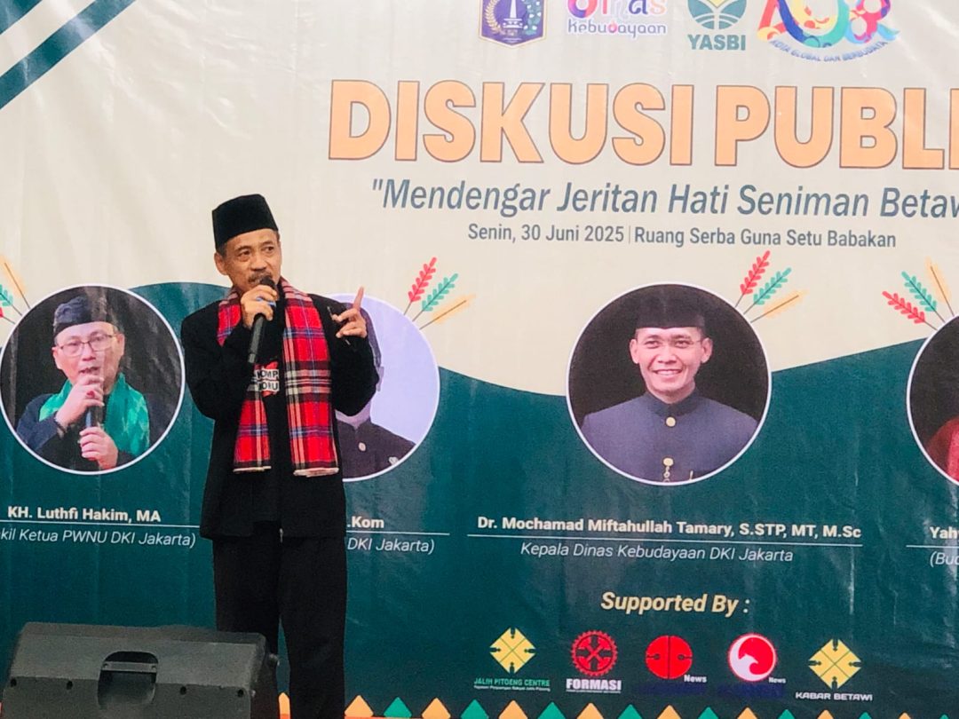 Jalih Pitoeng saat membawakan acara diskusi publik