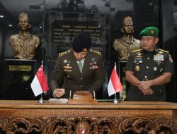 Perkuat Kerja Sama Pertahanan, Kasad Sambut Hangat Kunjungan Kehormatan Kasad Singapura