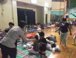 Ditpamobvit Polda Metro Jaya Salurkan 300 Paket Makanan untuk Warga Terdampak Banjir di Makasar, Jaktim