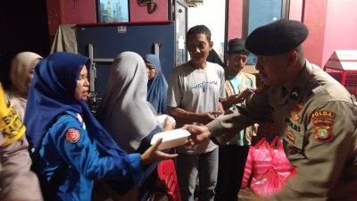 Peduli Korban Banjir Cipinang Melayu, Ditsamapta Polda Metro Jaya Salurkan Bantuan Makanan