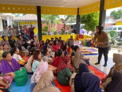 Polwan Polres Metro Bekasi dan Tim Psikologi Polda Metro Jaya Gelar Trauma Healing untuk Korban Banjir di Tambelang