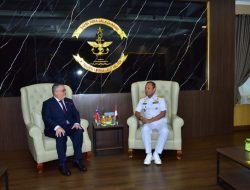 Panglima Kolinlamil Terima Kunjungan Kehormatan Dubes Chile Dan Komandan Kapal Latih AL Csn Esmeralda (BE-43)