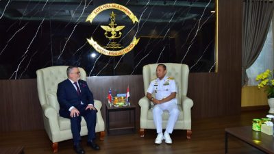 Panglima Kolinlamil Terima Kunjungan Kehormatan Dubes Chile Dan Komandan Kapal Latih AL Csn Esmeralda (BE-43)