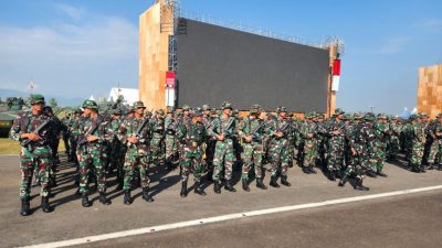 PRAJURIT KOLINLAMIL DILIBATKAN DALAM UPACARA TRADISI KEHORMATAN MILITER DI BATUJAJAR
