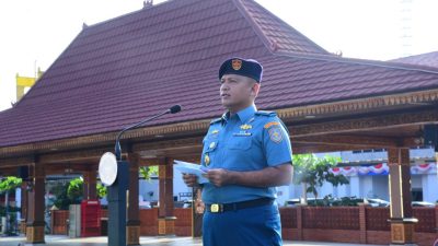 RESMI MENJABAT, KADISSENLEK KOLINLAMIL LETKOL ZUL AHMAD PIMPIN UPACARA BENDERA MINGGUAN