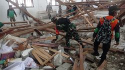 Pulihkan Aktivitas Warga, TNI AD Kerahkan Personel Bersihkan Puing Gempa Poso