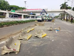 Massa Aksi Rusak Pagar Kawat DPR dan Robohkan Separator Busway, Polisi Ingatkan Tetap Tertib
