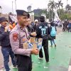 Anggota Samapta Polda Metro Jaya Gelar Aksi Simpatik, Bagikan Air Mineral Dan Roti kepada Buruh di Depan DPR/MPR