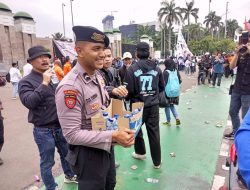 Anggota Samapta Polda Metro Jaya Gelar Aksi Simpatik, Bagikan Air Mineral Dan Roti kepada Buruh di Depan DPR/MPR