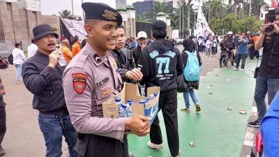 Anggota Samapta Polda Metro Jaya Gelar Aksi Simpatik, Bagikan Air Mineral Dan Roti kepada Buruh di Depan DPR/MPR