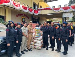 Peduli Warga, Brimob Polda Metro Jaya Salurkan Bantuan Sembako Pasca Kerusuhan di sekitar Mako Brimob Kwitang