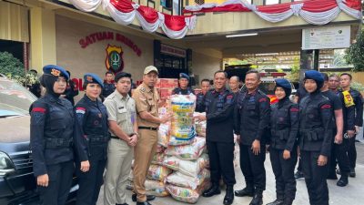 Peduli Warga, Brimob Polda Metro Jaya Salurkan Bantuan Sembako Pasca Kerusuhan di sekitar Mako Brimob Kwitang